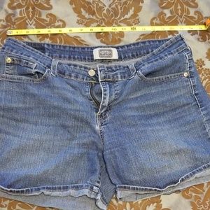 Signature by Levi Strauss. Modern fit jean shorts.